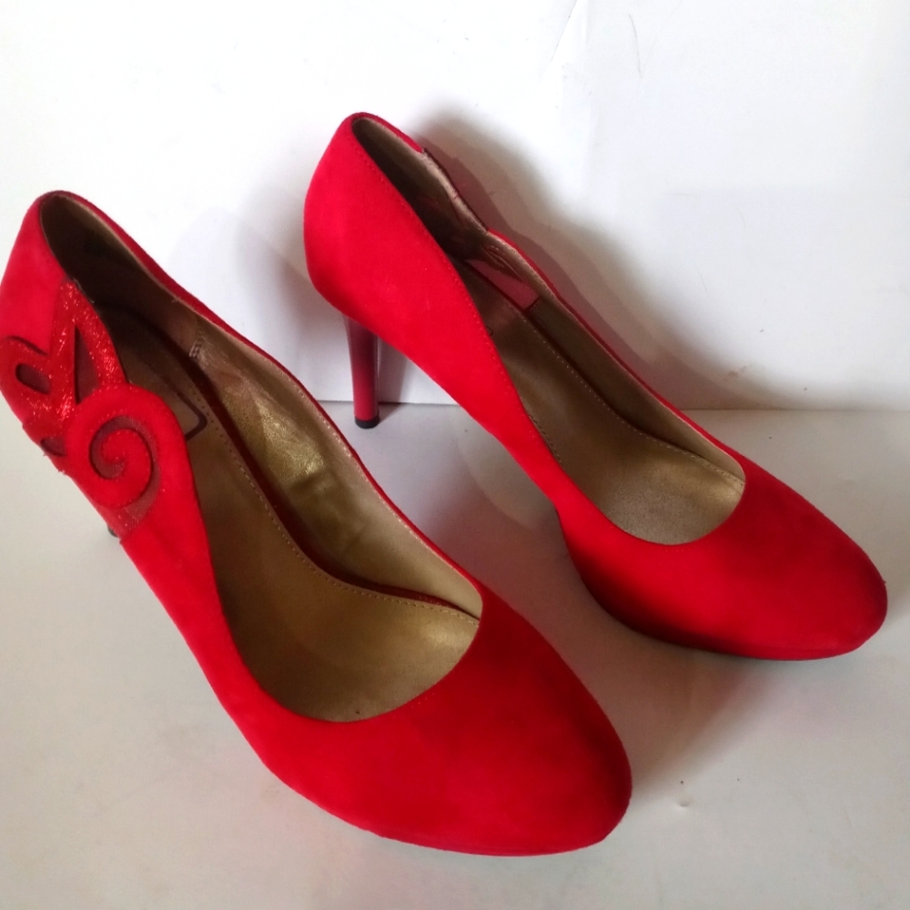 Bandolino heels size 9 1/2 3 in